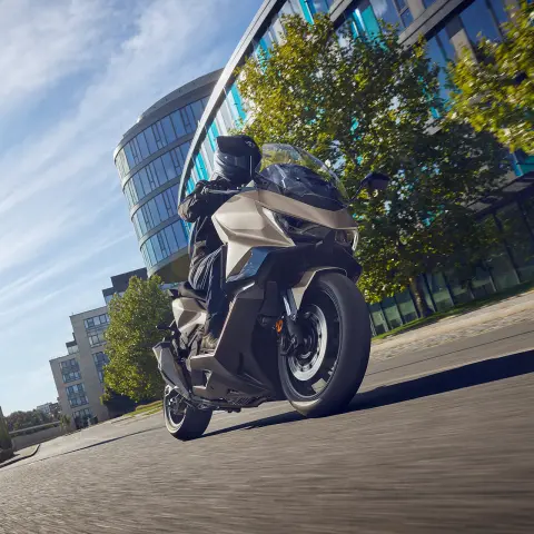 Model auf einem Forza 750 in Bewegung auf der Straße.