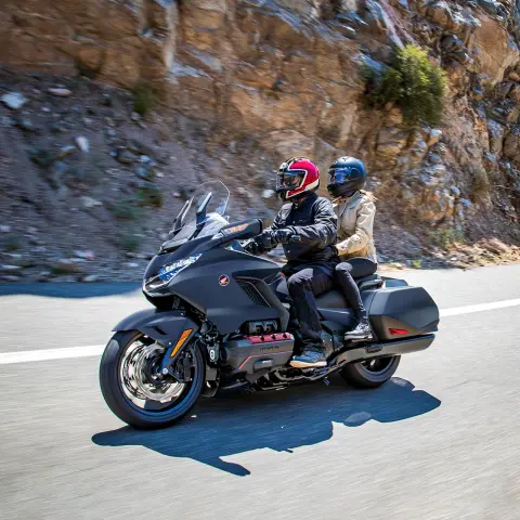 Honda GL1800 Gold Wing auf einer kurvenreichen Straße
